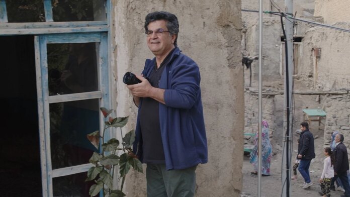 Jafar Panahi receives award at Busan International Film Festival